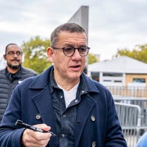 Dany Boon fait des décicaces avant le film "Joyeux Nöel" de Christian Carion, rediffusé lors du Festival Lumière 2025 à Lyon le 15/10/2025. © Thesillat / PsNewZ / Bestimage