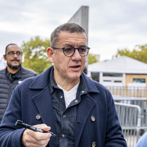 Dany Boon fait des décicaces avant le film "Joyeux Nöel" de Christian Carion, rediffusé lors du Festival Lumière 2025 à Lyon le 15/10/2025. © Thesillat / PsNewZ / Bestimage