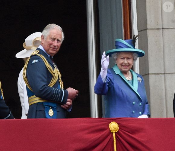 Le prince Charles, Camilla Parker Bowles, duchesse de Cornouailles, la reine Elisabeth II d'Angleterre - La famille royale d'Angleterre lors de la parade aérienne de la RAF pour le centième anniversaire au palais de Buckingham à Londres. Le 10 juillet 2018 (Agence / Bestimage).