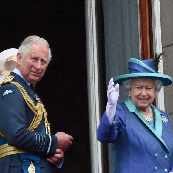 Le prince Charles, Camilla Parker Bowles, duchesse de Cornouailles, la reine Elisabeth II d'Angleterre - La famille royale d'Angleterre lors de la parade aérienne de la RAF pour le centième anniversaire au palais de Buckingham à Londres. Le 10 juillet 2018 (Agence / Bestimage).