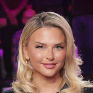 Kelly Vedovelli sur le plateau de l'émission "Touche pas à mon poste" (TPMP) diffusée en direct sur C8. © Jack Tribeca / Bestimage