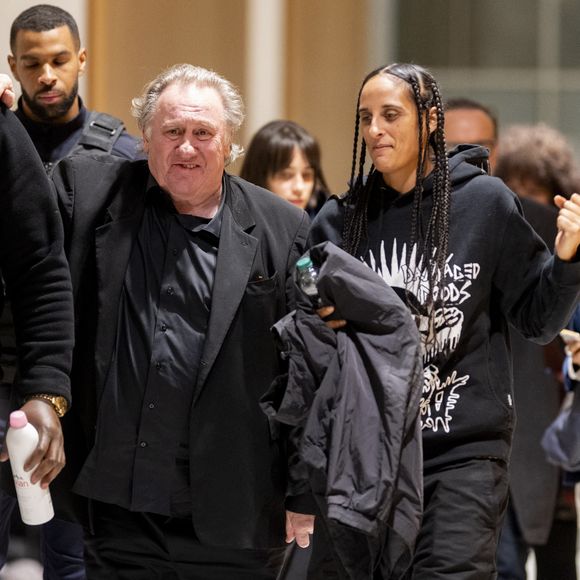 Gérard Depardieu et sa fille Roxane Depardieu à la sortie du procès de Gérard Depardieu pour agressions sexuelles sur deux femmes lors d'un tournage de film en 2021 au tribunal correctionnel de Paris, France, le 25 mars 2025. Depardieu, 76 ans, qui a réalisé plus de 200 films et séries télévisées, a été accusé de comportement inapproprié par une vingtaine de femmes, mais c'est la première affaire à être jugée. Les deux plaignantes - Amélie, 54 ans, décoratrice, et Sarah (nom modifié), 34 ans, assistante réalisatrice - allèguent une agression sexuelle lors du tournage en 2021 de « Les Volets Verts » du réalisateur Jean Becker. © Pierre Perusseau/Bestimage