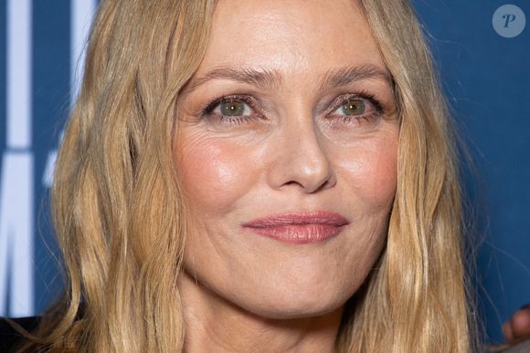 En effet, elle avait collaboré avec Olivier Caillart au cours de sa carrière, tout comme...

Vanessa Paradis assiste à la première du film 'Dis moi juste que tu m'aimes' au Pathe Wepler le 06 février 2025 à Paris, France. Photo by Nasser Berzane/ABACAPRESS.COM
