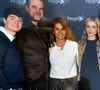 "Les larmes de joie de ma fille, du coup le grand sourire de la maman. Merci People Convention pour ces souvenirs à vie pour nos enfants", a écrit la présentatrice en légende de sa photo avec les acteurs.

Faustine Bollaert avec ses enfants Abbie et Peter à la People Convention pour rencontrer les stars de "Stranger Things" à au Parc des expositions de Villepinte à Paris le dimanche 29 mars 2026.