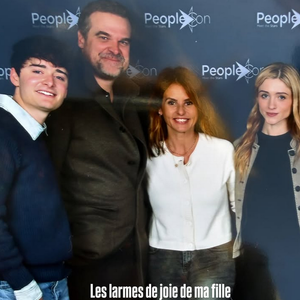 "Les larmes de joie de ma fille, du coup le grand sourire de la maman. Merci People Convention pour ces souvenirs à vie pour nos enfants", a écrit la présentatrice en légende de sa photo avec les acteurs.

Faustine Bollaert avec ses enfants Abbie et Peter à la People Convention pour rencontrer les stars de "Stranger Things" à au Parc des expositions de Villepinte à Paris le dimanche 29 mars 2026.