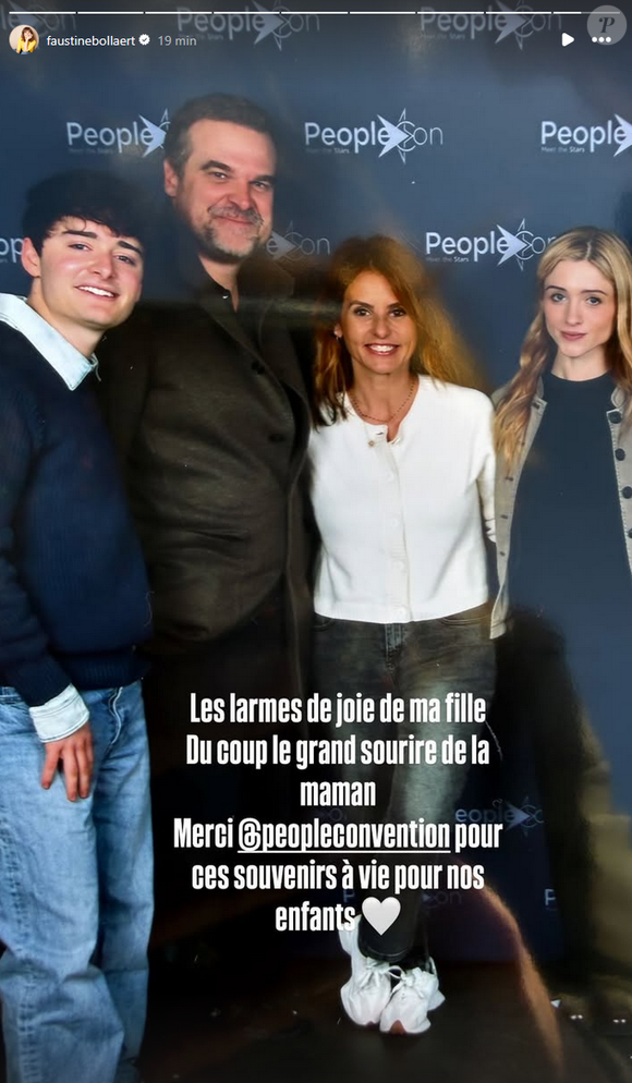 "Les larmes de joie de ma fille, du coup le grand sourire de la maman. Merci People Convention pour ces souvenirs à vie pour nos enfants", a écrit la présentatrice en légende de sa photo avec les acteurs.

Faustine Bollaert avec ses enfants Abbie et Peter à la People Convention pour rencontrer les stars de "Stranger Things" à au Parc des expositions de Villepinte à Paris le dimanche 29 mars 2026.