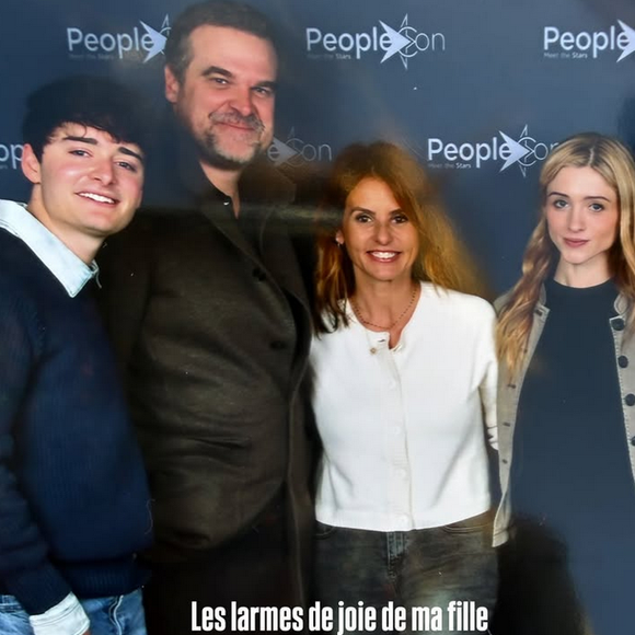 "Les larmes de joie de ma fille, du coup le grand sourire de la maman. Merci People Convention pour ces souvenirs à vie pour nos enfants", a écrit la présentatrice en légende de sa photo avec les acteurs.

Faustine Bollaert avec ses enfants Abbie et Peter à la People Convention pour rencontrer les stars de "Stranger Things" à au Parc des expositions de Villepinte à Paris le dimanche 29 mars 2026.