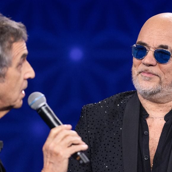 Pascal Obispo, Julien Clerc lors de l'enregistrement de l'émission "La Boîte à secrets", présentée par F.Bollaert et diffusée le 2 janvier 2026 sur France 3, dans les studios du Lendit à Saint-Denis, France, le 1er décembre 2025. © Cyril Moreau/Bestimage