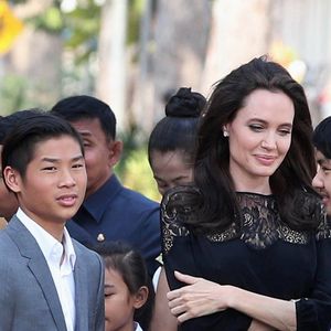Ils ajoutaient également que "le Roi Norodom Sihamoni lui a accordée la nationalité cambodgienne en 2005", et qu'elle a un tatouage en lien avec le pays.

Pax et Maddox Jolie-Pitt - Angelina Jolie, radieuse et souriante, rend visite au roi du Cambodge Norodom Sihamoni pour la projection de son film accompagnée de ses six enfants à Siem Reap le 18 février 2017.© Bestimage