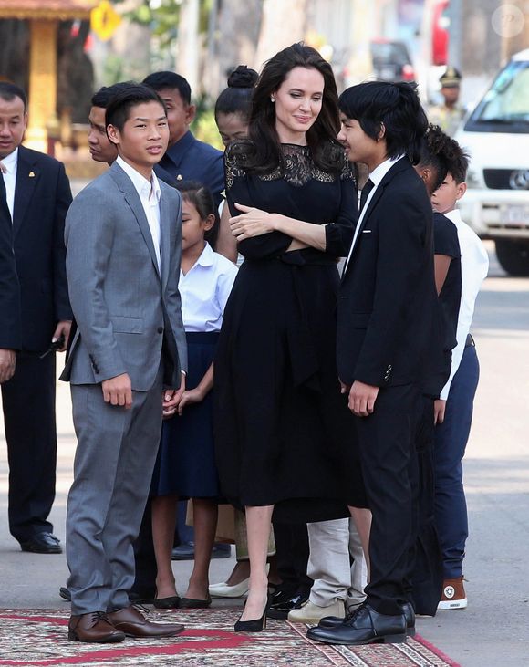 Ils ajoutaient également que "le Roi Norodom Sihamoni lui a accordée la nationalité cambodgienne en 2005", et qu'elle a un tatouage en lien avec le pays.

Pax et Maddox Jolie-Pitt - Angelina Jolie, radieuse et souriante, rend visite au roi du Cambodge Norodom Sihamoni pour la projection de son film accompagnée de ses six enfants à Siem Reap le 18 février 2017.© Bestimage