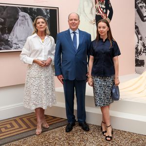 Caroline de Monaco a découvert la nouvelle exposition présentant des images exclusives du mariage de ses parents.

Visite de l’exposition « Le mariage du siècle » par S.A.S. le prince Albert II de Monaco, S.A.R. La princesse Caroline de Hanovre, S.A.S. la princesse Alexandra de Hanovre et les commissaires Thomas Fouilleron et Vincent Vatrican au palais princier de Monaco © Jean-Charles Vinaj/Pool Monaco/Bestimage