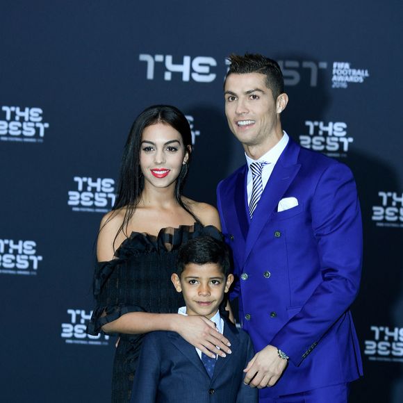 Cristiano Ronaldo , son fils Cristiano Jr et sa compagne Georgina Rodriguez au photocall des FIFA Football Awards à Zurich le 9 janvier 2017. Bestimage