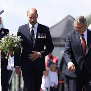 22 mai 25 - Son Altesse Royale la Princesse de Galles et son époux SAR le Prince de Galles Son Altesse Royale la Princesse de Galles, marraine du HMS Glasgow, a donné aujourd'hui sa bénédiction au tout nouveau navire de guerre de la Royal Navy.  En frappant une bouteille de whisky contre la coque pour lui porter chance, Son Altesse Royale a officiellement baptisé le HMS Glasgow, la première des huit frégates de type 26 à la pointe de la guerre navale.  Sous les acclamations de centaines d'amis, de membres de la famille, de travailleurs, d'invités de marque et des 45 membres de l'équipage du navire sur le site de construction navale de BAE Systems à Scotstoun, la duchesse de Rothesay, comme on l'appelle en Écosse, a prononcé les mots consacrés : "Je nomme ce navire Glasgow. Que Dieu le bénisse, ainsi que tous ceux qui y servent". Photo by Dan Bladen/Royal Navy/SWNS/ABACAPRESS.COM