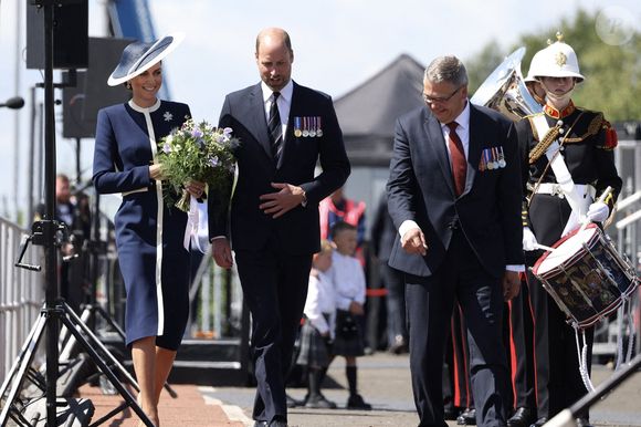 22 mai 25 - Son Altesse Royale la Princesse de Galles et son époux SAR le Prince de Galles Son Altesse Royale la Princesse de Galles, marraine du HMS Glasgow, a donné aujourd'hui sa bénédiction au tout nouveau navire de guerre de la Royal Navy.  En frappant une bouteille de whisky contre la coque pour lui porter chance, Son Altesse Royale a officiellement baptisé le HMS Glasgow, la première des huit frégates de type 26 à la pointe de la guerre navale.  Sous les acclamations de centaines d'amis, de membres de la famille, de travailleurs, d'invités de marque et des 45 membres de l'équipage du navire sur le site de construction navale de BAE Systems à Scotstoun, la duchesse de Rothesay, comme on l'appelle en Écosse, a prononcé les mots consacrés : "Je nomme ce navire Glasgow. Que Dieu le bénisse, ainsi que tous ceux qui y servent". Photo by Dan Bladen/Royal Navy/SWNS/ABACAPRESS.COM