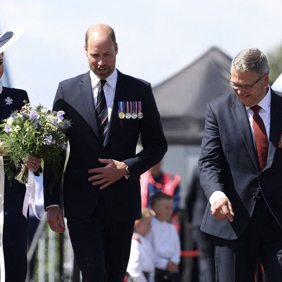 22 mai 25 - Son Altesse Royale la Princesse de Galles et son époux SAR le Prince de Galles Son Altesse Royale la Princesse de Galles, marraine du HMS Glasgow, a donné aujourd'hui sa bénédiction au tout nouveau navire de guerre de la Royal Navy.  En frappant une bouteille de whisky contre la coque pour lui porter chance, Son Altesse Royale a officiellement baptisé le HMS Glasgow, la première des huit frégates de type 26 à la pointe de la guerre navale.  Sous les acclamations de centaines d'amis, de membres de la famille, de travailleurs, d'invités de marque et des 45 membres de l'équipage du navire sur le site de construction navale de BAE Systems à Scotstoun, la duchesse de Rothesay, comme on l'appelle en Écosse, a prononcé les mots consacrés : "Je nomme ce navire Glasgow. Que Dieu le bénisse, ainsi que tous ceux qui y servent". Photo by Dan Bladen/Royal Navy/SWNS/ABACAPRESS.COM