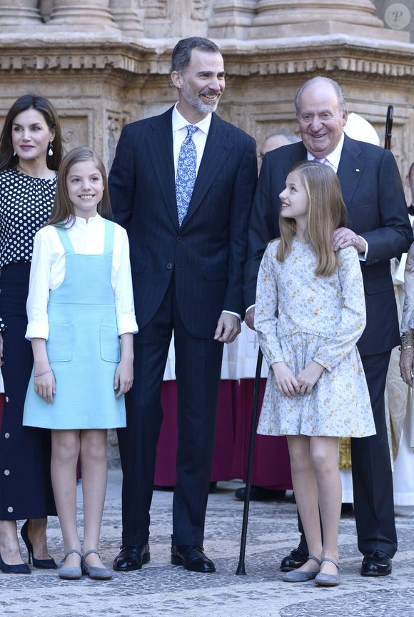 Le roi Juan Carlos Ier, Le roi Felipe VI d’Espagne, La reine Letizia d’Espagne, les princesses Leonor et Sofia de Bourbon et la reine Sofia - La famille royale d'Espagne arrive à l'église pour célèbrer  le dimanche de Pâques à Palma de Majorque le 1er avril 2018. (AGENCE / BESTIMAGE).