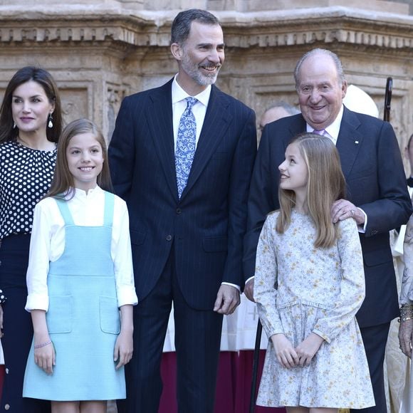Le roi Juan Carlos Ier, Le roi Felipe VI d’Espagne, La reine Letizia d’Espagne, les princesses Leonor et Sofia de Bourbon et la reine Sofia - La famille royale d'Espagne arrive à l'église pour célèbrer  le dimanche de Pâques à Palma de Majorque le 1er avril 2018. (AGENCE / BESTIMAGE).