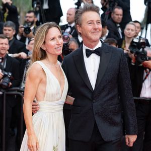 Shauna Robertson et son mari Edward Norton à la montée des marches du film « The Phoenician Scheme » lors du 78ème Festival International du Film de Cannes, au Palais des Festivals à Cannes. Le 18 mai 2025. © Olivier Borde / Bestimage