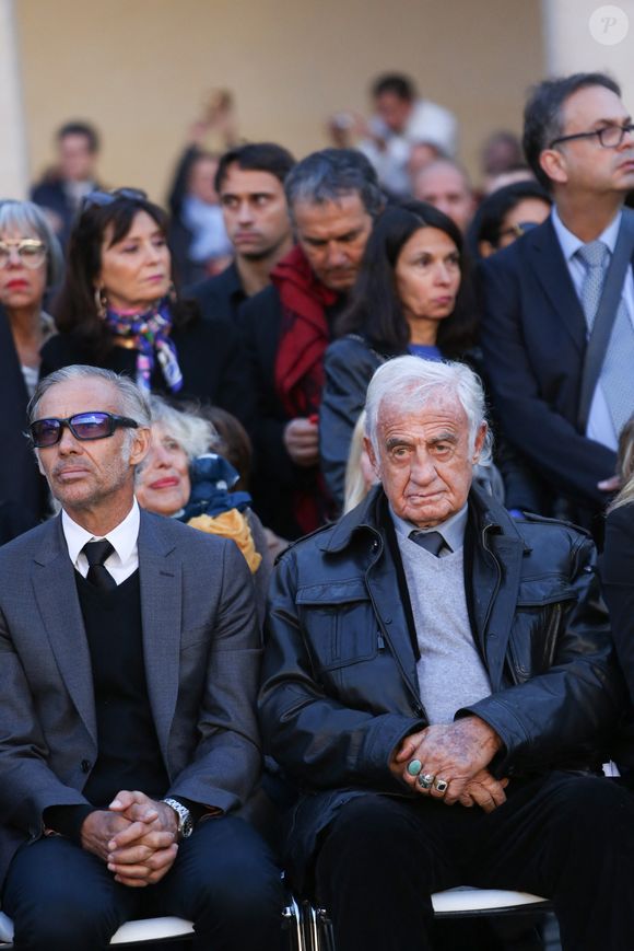 Jean Paul Belmondo et son fils Paul Belmondo lors de la cérémonie d'hommage national en l'honneur du chanteur franco-arménien Charles Aznavour, l'une des plus célèbres stars françaises, décédé à l'âge de 94 ans, dans la cour de l'Hôtel National des Invalides à Paris, France, le 5 octobre 2018. Photo by Hamilton/pool/ABACAPRESS.COM