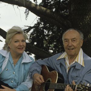 Archives -  En France, à Rueil-Malmaison, rendez-vous avec Loulou Gasté et sa femme Line Renaud, et leur chien à leur domicile. Le 2 avril 1985 © Jean Lenoir via Bestimage