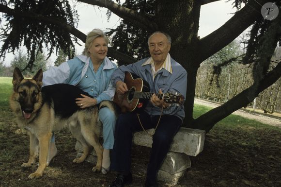 Archives -  En France, à Rueil-Malmaison, rendez-vous avec Loulou Gasté et sa femme Line Renaud, et leur chien à leur domicile. Le 2 avril 1985 © Jean Lenoir via Bestimage