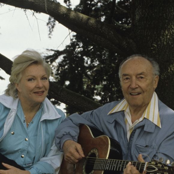Archives -  En France, à Rueil-Malmaison, rendez-vous avec Loulou Gasté et sa femme Line Renaud, et leur chien à leur domicile. Le 2 avril 1985 © Jean Lenoir via Bestimage