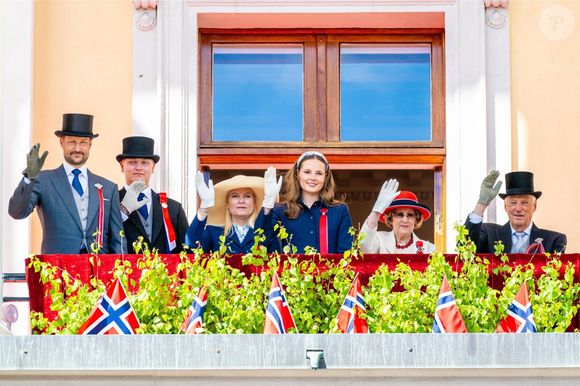 Lors des célébrations de la Fête nationale norvégienne, le 17 mai 2025, la princesse héritière Mette-Marit et la princesse Ingrid Alexandra salueront le public depuis le balcon du Palais royal d'Oslo. Cet événement marque un moment important des festivités nationales norvégiennes. © Backgrid USA / Bestimage