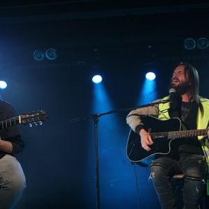 Francis Lalanne a endossé un gilet jaune pour chanter avec son frère Jean-Felix au Nez Rouge à Paris le 2 décembre 2018.