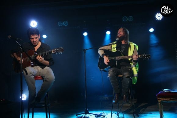 Francis Lalanne a endossé un gilet jaune pour chanter avec son frère Jean-Felix au Nez Rouge à Paris le 2 décembre 2018.