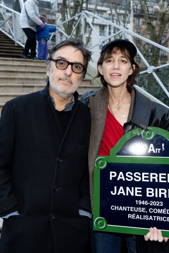 Yvan Attal et sa compagne Charlotte Gainsbourg lors de l'inauguration de la passerelle Jane Birkin devant les 41-43 quai de Valmy à Paris le 13 décembre 2025.

© Cyril Moreau / Bestimage