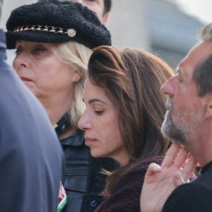 Stéphane de Groodt et Aure Atika aux arrivées des obsèques d'Emilie Dequenne au cimetière Père Lachaise à Paris, France, le 26 mars 2025. © Cyril Moreau/Bestimage