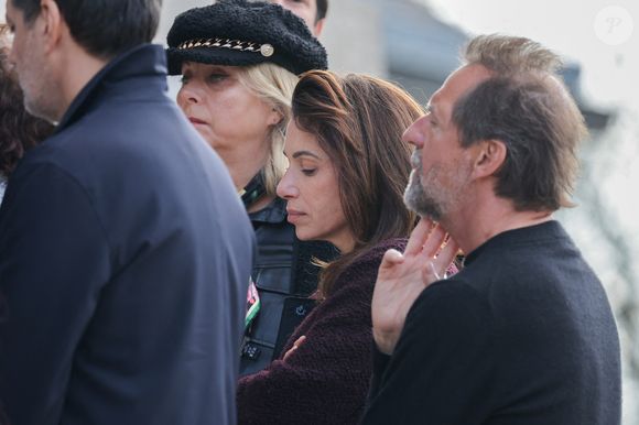 Stéphane de Groodt et Aure Atika aux arrivées des obsèques d'Emilie Dequenne au cimetière Père Lachaise à Paris, France, le 26 mars 2025. © Cyril Moreau/Bestimage