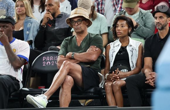 Yannick Noah et sa compagne Malika - Les célébrités en tribunes pendant l'épreuve de basketball de Demi-Finale opposant la France à l'Allemagne lors des Jeux Olympiques de Paris 2024 (JO) à l'Arena Bercy, à Paris, France, le 8 août 2024. © Jacovides-Perusseau/Bestimage