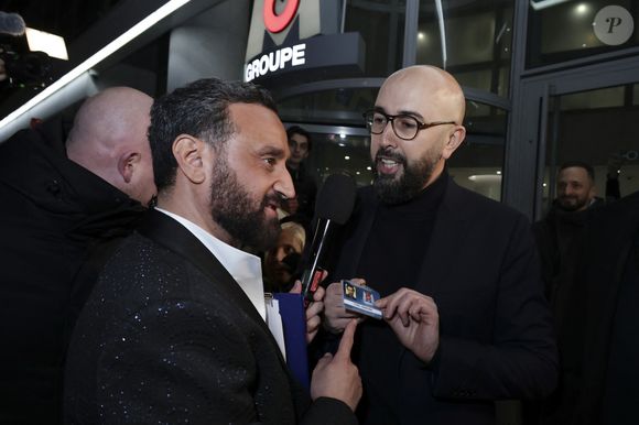 Exclusif - Cyril Hanouna se fait remettre son bagde de collaborateur du Groupe M6 par un des responsables de la sécurité - Les chroniqueurs et les invités quittent la dernière émission "Touche pas à mon poste" (TPMP) en bus pour se rendre devant le siège du groupe M6 à Neuilly-sur-Seine le 27 février 2025. © Jack Tribeca/Bestimage