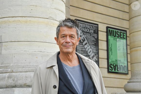 Emmanuel Carrère a reçu le prix Médicis pour son roman Kolkhoze, publié chez P.O.L.
Emmanuel Carrère - E.Carrère ("Kolkhoze") et N.Allan ("Les bons voisins"), lauréats respectifs du "Prix Médicis" et du "Prix Médicis Etranger" au restaurant La Méditerranée à Paris, le 5 novembre 2025. 
© PixPlanete / Bestimage