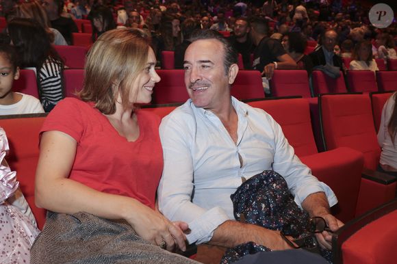 Habituées à ce rythme depuis leur plus jeune âge, ses filles comprennent ses contraintes professionnelles. 

Nathalie Pechalat et son mari Jean Dujardin - People à la représentation exceptionnelle du spectacle musical "Sur la route Enchantée" de Chantal Goya au Palais des Congrès de la Porte Maillot à Paris - © Jack Tribeca / Bestimage