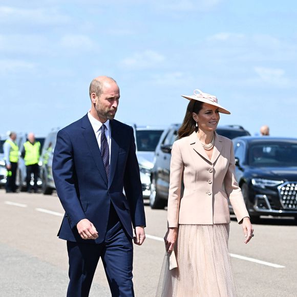 Le prince William, prince de Galles, et Catherine (Kate) Middleton, princesse de Galles, accueillent le couple présidentiel français le président Emmanuel Macron et sa femme la Première Dame Brigitte Macron à l'aéroport Station RAF de Northolt, à Ruislip, Royaume Uni, le 8 juillet 2025. © Jeanne Accorsini/Pool/Bestimage