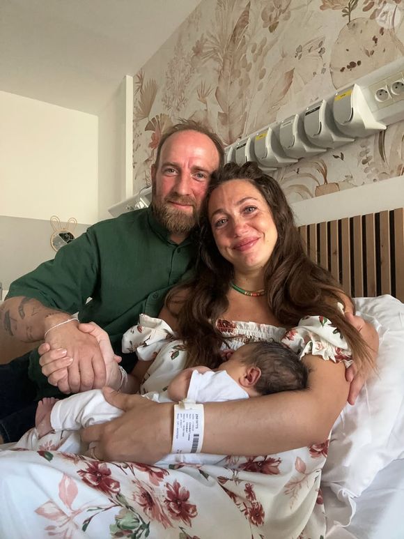 Maman de deux enfants dont le petit Néo, elle utilise désormais sa plateforme pour briser les tabous autour de la maternité et prôner l'acceptation de soi.

Louise Chabat et son compagnon Julien.
Capture d'écran du compte Instagram de Louise Chabat @louisechabat