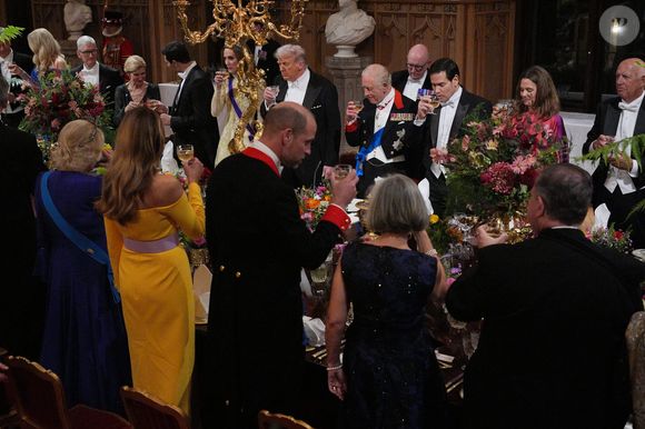 Tiré à quatre épingles, le célèbre milliardaire a fait forte impression hier aux côtés de son épouse parée d'une robe jaune et longue ceinturée à la taille. Comme la célèbre First Lady, Kate Middleton a elle aussi rivalisé d'élégance devant les 160 convives.

Le président américain Donald Trump, aux côtés du roi Charles III, de la princesse de Galles, du secrétaire d'État américain Marco Rubio, de la reine Camilla, de la première dame Melania Trump, du prince de Galles et des invités lors du banquet d'État pour le président américain et la première dame au château de Windsor, dans le Berkshire, au premier jour de leur deuxième visite d'État au Royaume-Uni. Mercredi 17 septembre 2025. Photo by Yui Mok/PA Wire/ABACAPRESS.COM