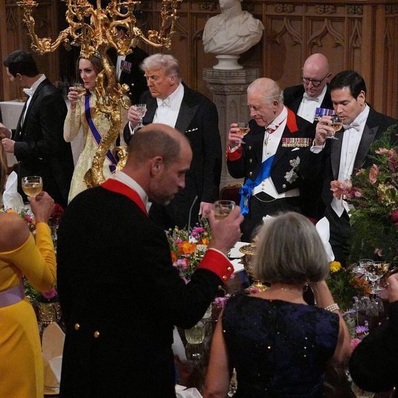 Tiré à quatre épingles, le célèbre milliardaire a fait forte impression hier aux côtés de son épouse parée d'une robe jaune et longue ceinturée à la taille. Comme la célèbre First Lady, Kate Middleton a elle aussi rivalisé d'élégance devant les 160 convives.

Le président américain Donald Trump, aux côtés du roi Charles III, de la princesse de Galles, du secrétaire d'État américain Marco Rubio, de la reine Camilla, de la première dame Melania Trump, du prince de Galles et des invités lors du banquet d'État pour le président américain et la première dame au château de Windsor, dans le Berkshire, au premier jour de leur deuxième visite d'État au Royaume-Uni. Mercredi 17 septembre 2025. Photo by Yui Mok/PA Wire/ABACAPRESS.COM