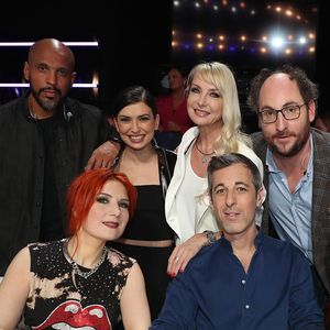 Lucie Bernardoni fait partie du corps professoral de la "Star Academy" depuis l'an dernier
Lucie Bernardoni, Malika Benjelloun, Cécile Chaduteau, Adeline Toniutti, Marlène Schaff, Pierre de Brauer, Coach Joe et Michaël Goldman lors d'un prime de la "Star Academy"