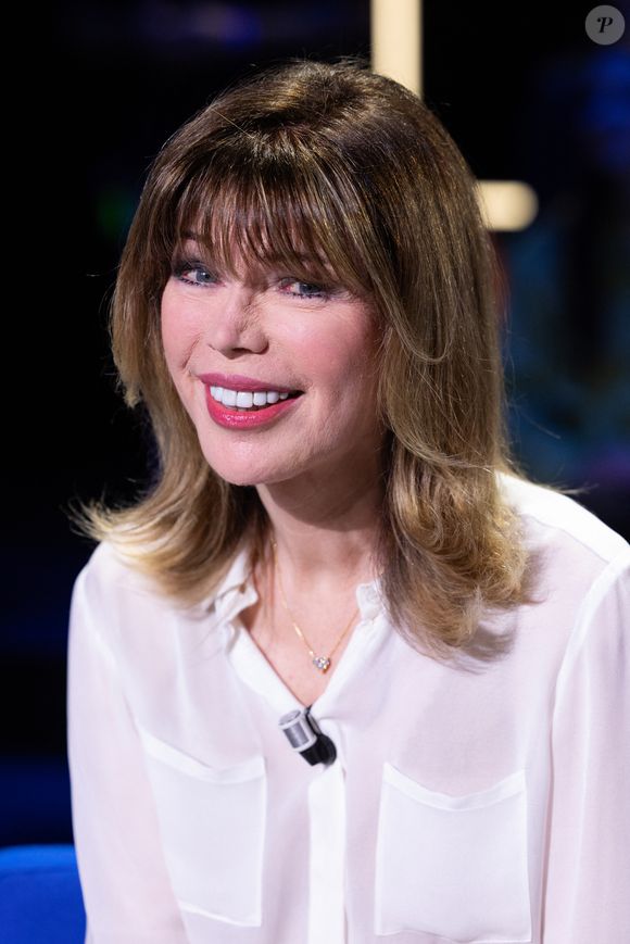 Isabelle Morizet (Karen Cheryl) lors de l'enregistrement de l'émission "La Boîte à secrets", présentée par F.Bollaert et diffusée le 16 janvier 2026 sur France 3, dans les studios du Lendit à Saint-Denis, France, le 16 décembre 2025. © Cyril Moreau/Bestimage