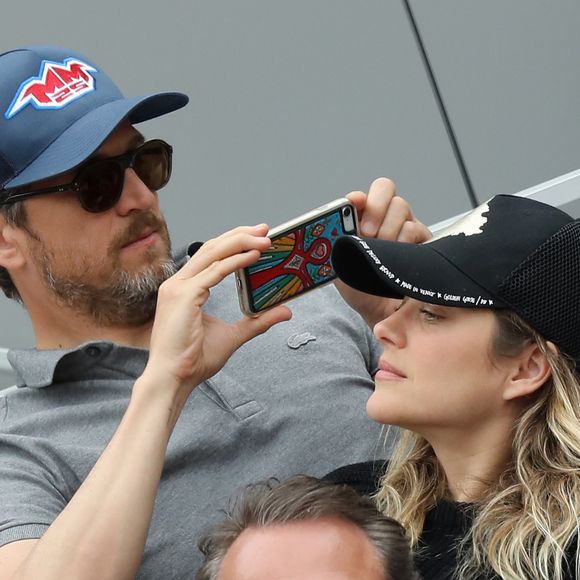 Marion Cotillard et son compagnon Guillaume Canet, Jean Dujardin et sa femme Nathalie Péchalat dans les tribunes lors de la finale messieurs des internationaux de France de tennis de Roland Garros 2019 à Paris le 9 juin 2019. © Jacovides-Moreau/Bestimage
