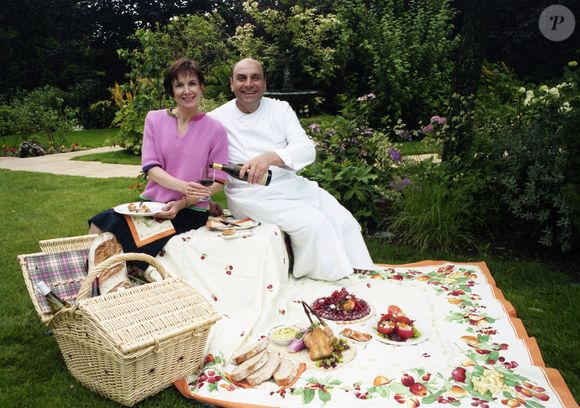 Le chef Bernard Loiseau et sa femme Domnique Loiseau  posent à l'hôtel de la Côte d'Or à Saulieu, en 2002. ©Jean-Claude Woestelandt / Bestimage