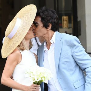 Les jeunes mariés, Jean-Luc Lahaye et sa femme Paola (Lahaye-Aubin) à la sortie de la mairie du 18ème arrondissement de Paris - J.L.Lahaye s'est marié en secondes noces avec sa compagne P.Aubin à la mairie du 18ème arrondissement de Paris, le 2 juillet 2025. © Agence / Bestimage