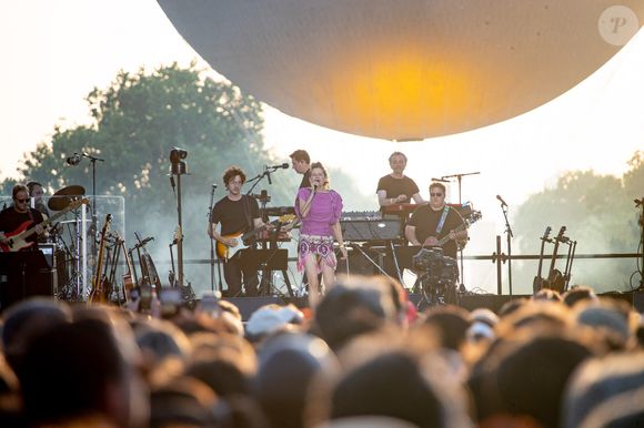 Camille - Soirée du "Grand Concert de la fête de la musique" au Jardin des Tuileries, autour de la vasque olympique, présentée par D. Bürki et M. Bouhafsi et retransmis en direct sur France 2 à Paris le 21 juin 2025. © Marc Ausset-Lacroix - Jack Tribeca - Christophe Clovis / Bestimage