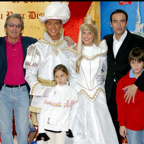 Archives - Alain Delon avec ses enfants : Anthony, Alain-Fabien, Anouchka et sa petite fille Loup pour celebrer le Noel d'Eurodisney a DisneyLand Paris .