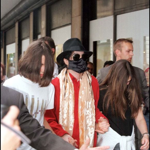 1er juillet 1999, Paris. Michael Jackson en séance de shopping à Paris. © Agence / Bestimage