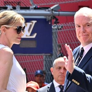 Sur la piste, Kimi Antonelli s'est imposé au volant de sa Mercedes.
Le prince Albert II de Monaco et la princesse Charlène de Monaco - Formula 1 Louis Vuitton Grand Prix de Monaco 2026 le 7 juin 2026. © Bruno Bebert/Bestimage