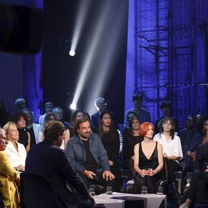 Exclusif - Claire Chazal, André Manoukian, Natasha St Pier, Alain Chamfort lors de l'enregistrement de l'émission Le Grand Echiquier - Spécial Claude François présentée par C.Chazal et A.Manoukian et diffusée le 13 janvier sur France, à l'Opéra royal du château de Versailles, accompagné par l'Orchestre de l'Opéra Royal à Versailles, France, le 16 septembre 2025. © Jack Tribeca/Bestimage